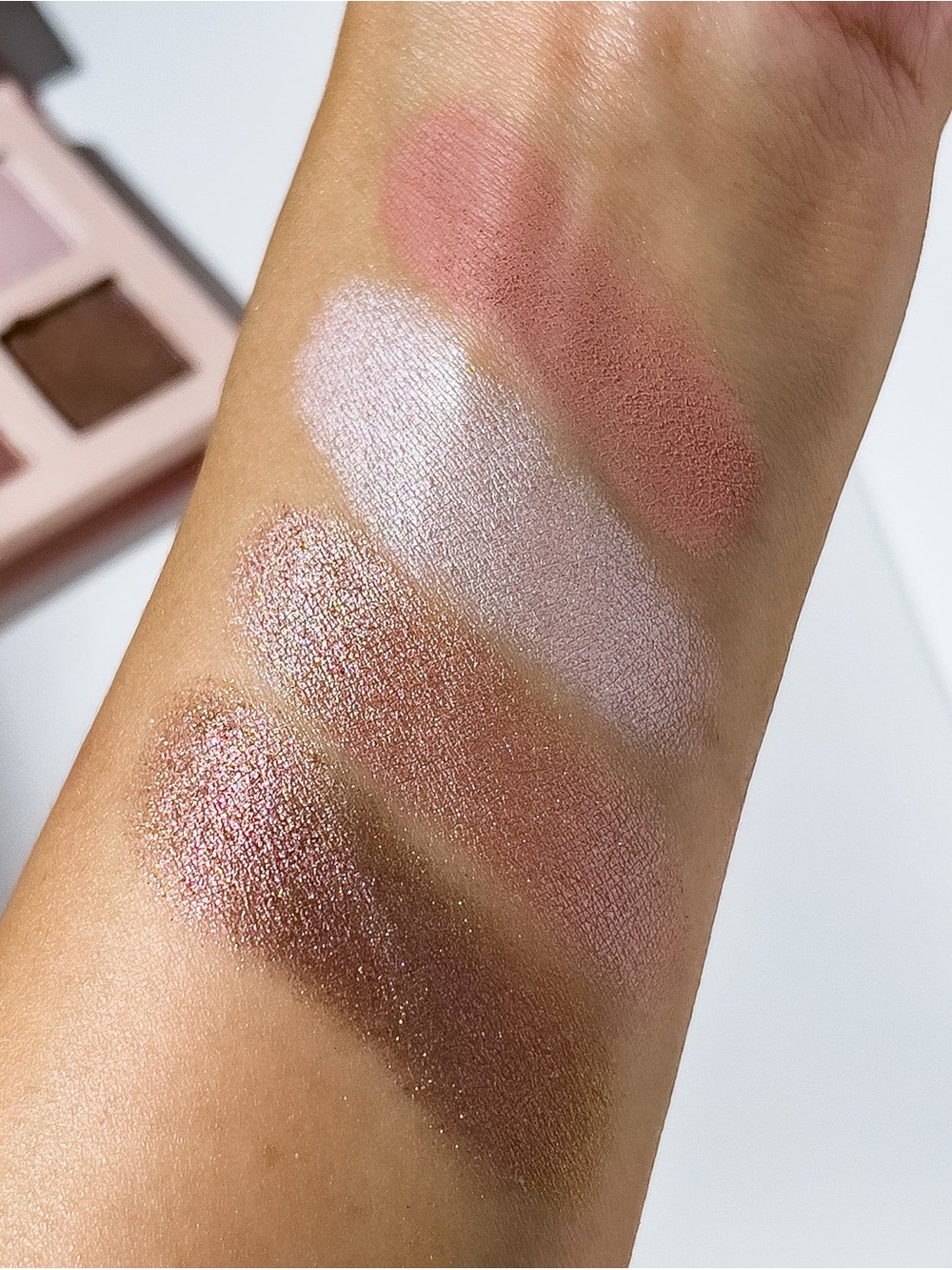 ATHR BEAUTY ROSE QUARTZ CRYSTAL EYESHADOW QUAD - Picture 3 of 6